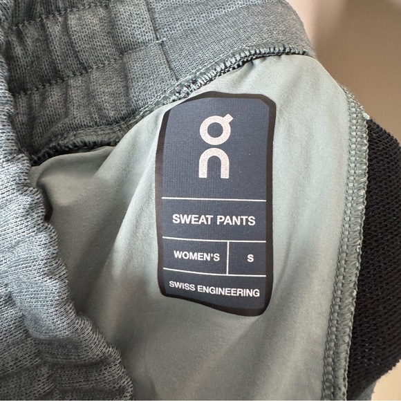 On Cloud blue green active sweatpants small - Picture 9 of 10